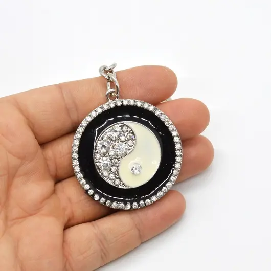 Breloc amuleta Feng Shui Yin Yang cu strasuri, model 2