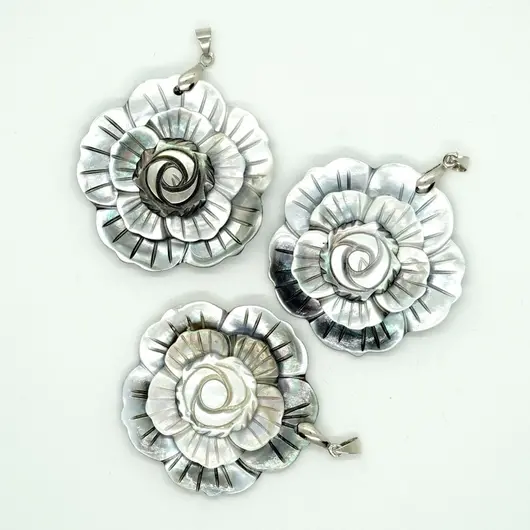 Pandantiv floare sidef gri 48mm