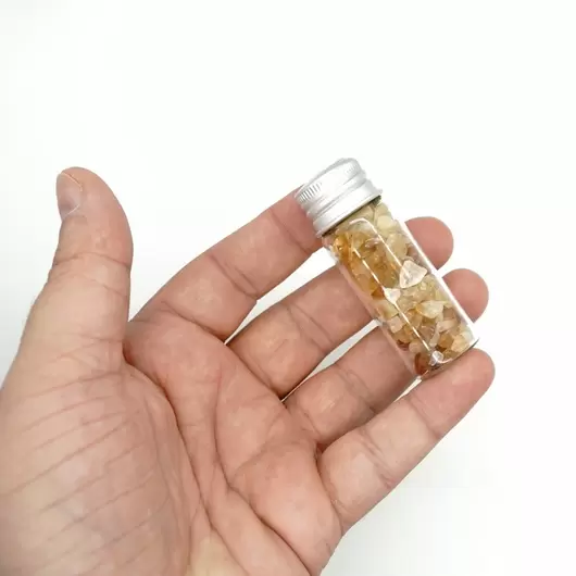 Sticla cu cristale naturale de citrin, mica - 6cm, model 2