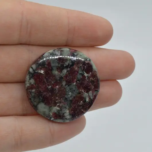 Cabochon eudialit 32x32x6mm A2