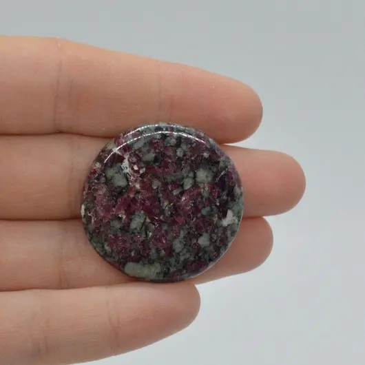 Cabochon eudialit 33x33x5mm A16