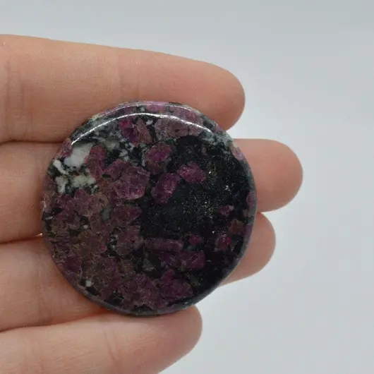 Cabochon eudialit 38x38x5mm A8
