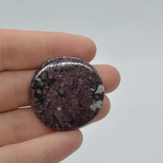 Cabochon eudialit 33x33x5mm A27