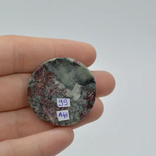 Cabochon eudialit 33x33x6mm A41