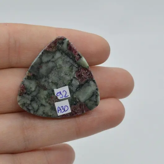 Cabochon eudialit 34x33x6mm A30