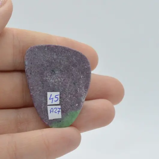 Cabochon rubin in zoisit 37x29x6mm A27