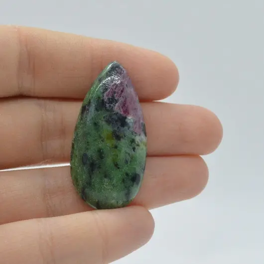 Cabochon rubin in zoisit 38x28x7mm A29