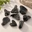 Lot de obsidian negru brut, 100 g – imagine de prezentare în context